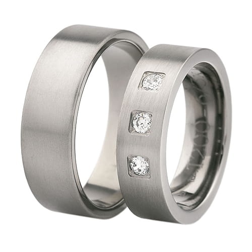 Vigselringar i titan med 3 zirkonier Swarovski