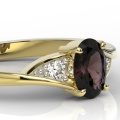 Ring i 14k gult guld med granat på 1ct och 2 diamanter på 0,08ct