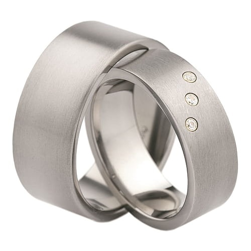 Vigselringar i titan och 18k gult guld med 3 zirkonier Swarovski