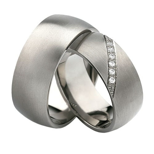 Vigselringar i titan med 6 zirkonier Swarovski