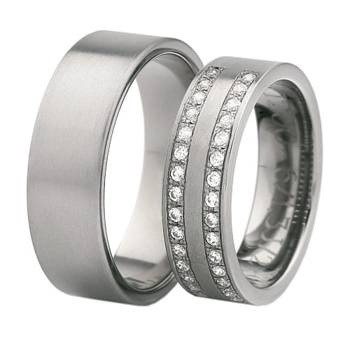 Vigselringar i titan med 30 zirkonier Swarovski