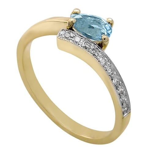 Ring i 14k guld med topas 0-61ct och 10 diamanter 0-09ct