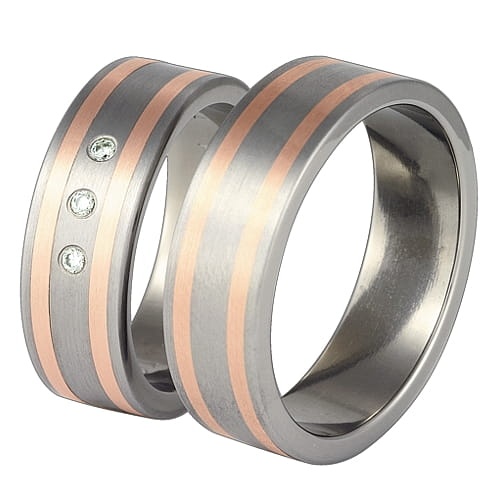 Vigselringar i titan och 14k rött guld med 3 zirkonier Swarovski