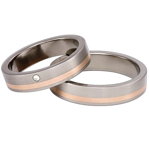 Vigselringar i titan och 14k rött guld med zirkonia Swarovski