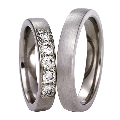 Vigselringar i titan med 5 diamanter 0-50ct