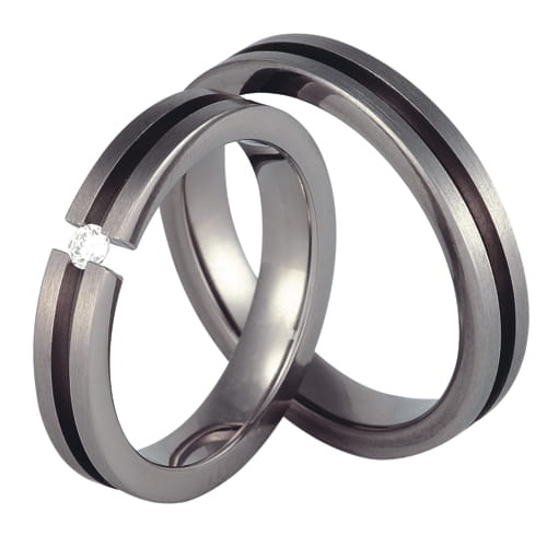 Vigselringar i titan med zirkonia Swarovski