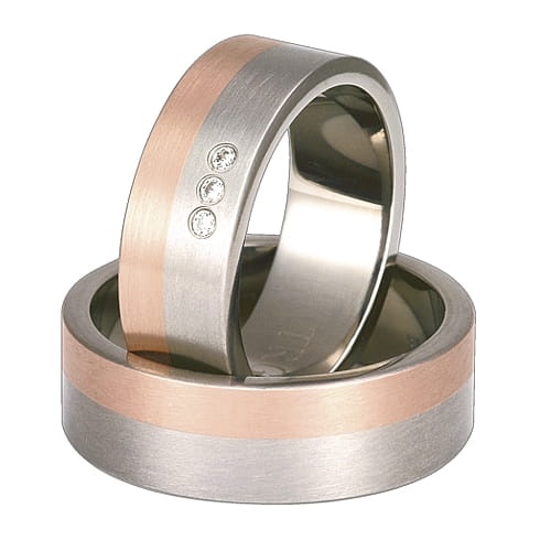 Vigselringar i titan och 14k rött guld med 3 zirkonier Swarovski