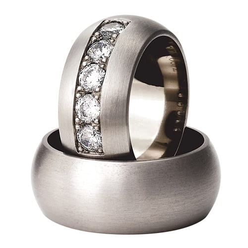 Vigselringar i titan med 5 zirkonier Swarovski