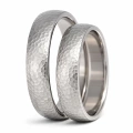 ZJTGR5-002-2-Vigselringar-i-titan-5mm-hamrat-titan.webp