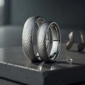 ZJTGR5-002-3-Vigselringar-i-titan-5mm-hamrat-titan.webp