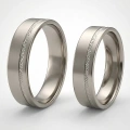ZJTGR5-004-2-Vigselringar-i-titan-diamantslipat-silver-5mm.webp