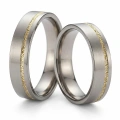 ZJTGR5-005-2-Vigselringar-i-titan-och-diamantmönstrat-guld-5mm.webp