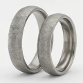 ZJTGR5-007-2-Vigselringar-i-titan-tvärborstad-titan-5mm.webp