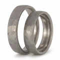ZJTGR5-010-1-Vigselringar-i-titan-geometriskt-satinborstat-titan-5mm.webp