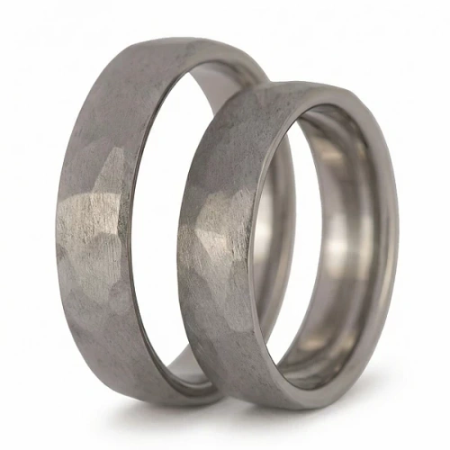 Vigselringar i titan geometriskt satinborstat titan 5 mm