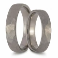 ZJTGR5-010-2-Vigselringar-i-titan-geometriskt-satinborstat-titan-5mm.webp