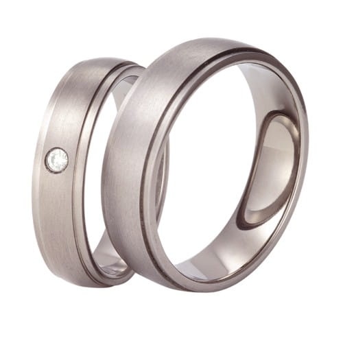 Vigselringar i titan med zirkonia Swarovski