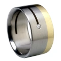 AH-Vagina-1-Vigselring-i-titan-och-gulguld-med-diamant-10-mm.webp