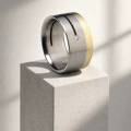 AH-Vagina-2-Vigselring-i-titan-och-gulguld-med-diamant-10-mm.webp
