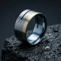 AH-Vagina-3-Vigselring-i-titan-och-gulguld-med-diamant-10-mm.webp