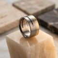 AH-Vagina-4-Vigselring-i-titan-och-gulguld-med-diamant-10-mm.webp