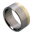 AH-Sabina-z-brylantem-1-Vigselring-i-titan-och-gulguld-med-diamant-10-mm.webp
