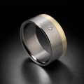 AH-Sabina-z-brylantem-3-Vigselring-i-titan-och-gulguld-med-diamant-10-mm.webp