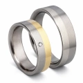 AH-Slubne-1-vigselringar-titan-guld-matt-briljant-handgjorda.webp