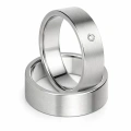 AH-Sam-1-titanringar-matt-diamant-handgjorda-platt-profil.webp