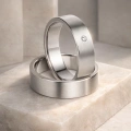 AH-Sam-2-titanringar-matt-diamant-handgjorda-platt-profil.webp