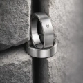 AH-Sam-6-titanringar-matt-diamant-handgjorda-platt-profil.webp