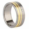 AH-Zebra-złota-z-diamentem-1-mattfinishad-titanring-guld-briljant.webp