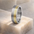 AH-Zebra-waska-2-matt-titanring-vigselring-guld-7mm.webp