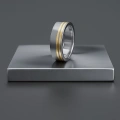 AH-Zebra-waska-5-matt-titanring-vigselring-guld-7mm.webp