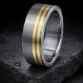 AH-Zebra-waska-6-matt-titanring-vigselring-guld-7mm.webp