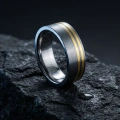 AH-Zebra-waska-7-matt-titanring-vigselring-guld-7mm.webp