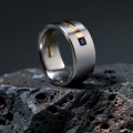 AH-Carre-szafir-G-6-titanring-gulguld-safir-matt.webp