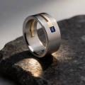 AH-Carre-szafir-G-7-titanring-gulguld-safir-matt.webp