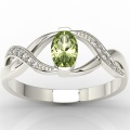Ring i 14 karats guld med olivin 0,60ct och 10 diamanter 0,04ct