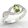 Ring i 14 karats guld med olivin 0,60ct och 10 diamanter 0,04ct