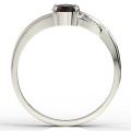 Ring i 14k vitt guld med granat på 1ct och 2 diamanter på 0,08ct