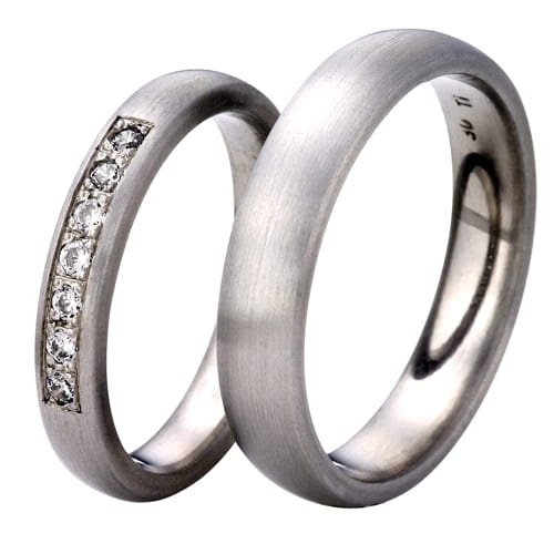 Vigselringar i titan med 7 diamanter 0-14ct