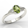 Ring i 14k vitt guld med olivin på 1ct och 2 diamanter