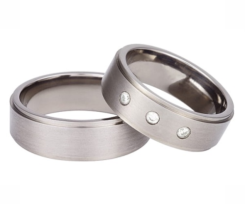 Vigselringar i titan med 3 zirkonier Swarovski