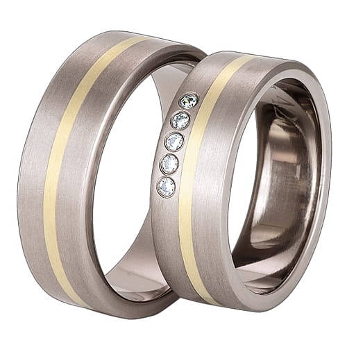Vigselringar i titan och 18k gult guld med 5 zirkonier Swarovski