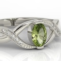 Ring i 14 karats guld med olivin 0,60ct och 10 diamanter 0,04ct