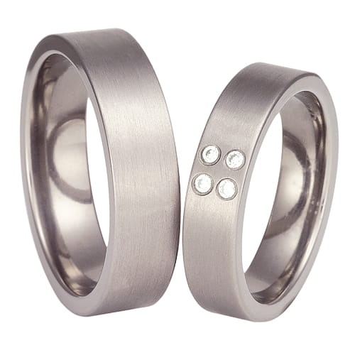 Vigselringar i titan med 4 zirkonier Swarovski