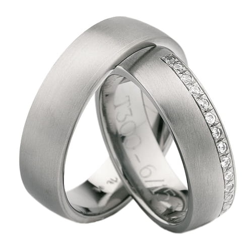 Vigselringar i titan med 15 zirkonier Swarovski