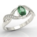 Ring av 14k guld med smaragd på 0,36ct och 10 diamanter på 0,04ct