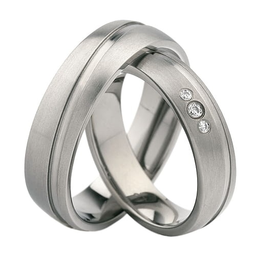 Vigselringar i titan med 3 zirkonier Swarovski